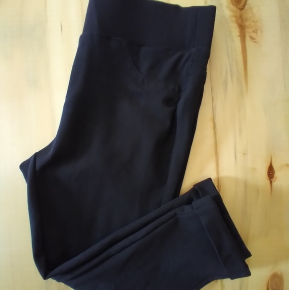 Lola Jeans Michelle Mid Rise Pull On Capri - Jersey Black - Picture 5 of 10